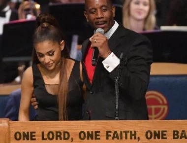 Συγνώμη από τον επίσκοπο που χάιδεψε το στήθος της Γκράντε στην κηδεία της Αρίθα Φράνκλιν (βίντεο)